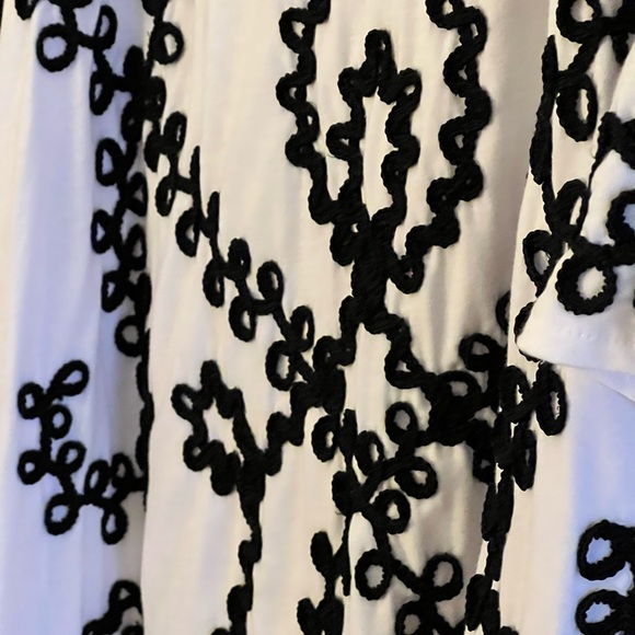 ⭐️Host Pick⭐️ Investments Women’s top White with Black size 1X - Picture 2 of 7